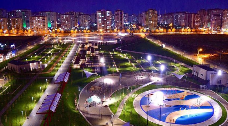 Diyarbakır Deprem Kurbanlarını Unutmadı: Sözel Apartmanı Önünde Anma Töreni